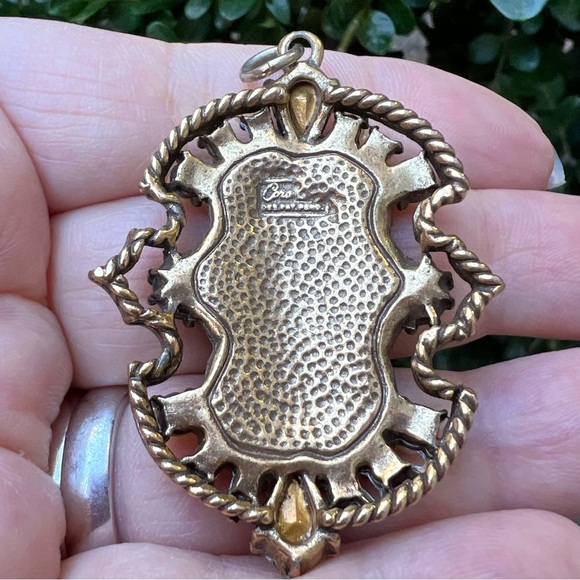 VINTAGE LARGE PENDANT BY CORO CHERUB ANGEL PLAYING FLUTE RED RHINESTONES PEARLS - Picture 3 of 16